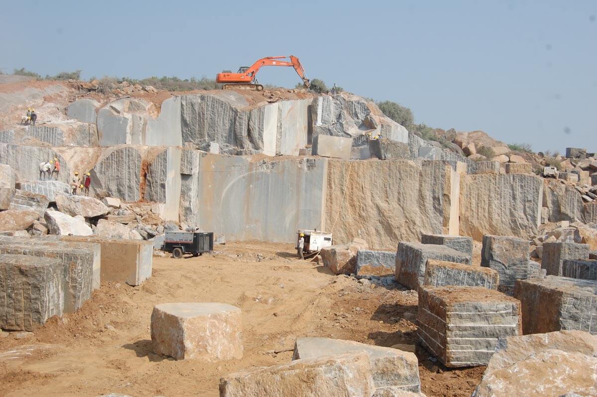 Expansive mortar for marble quarry blasting